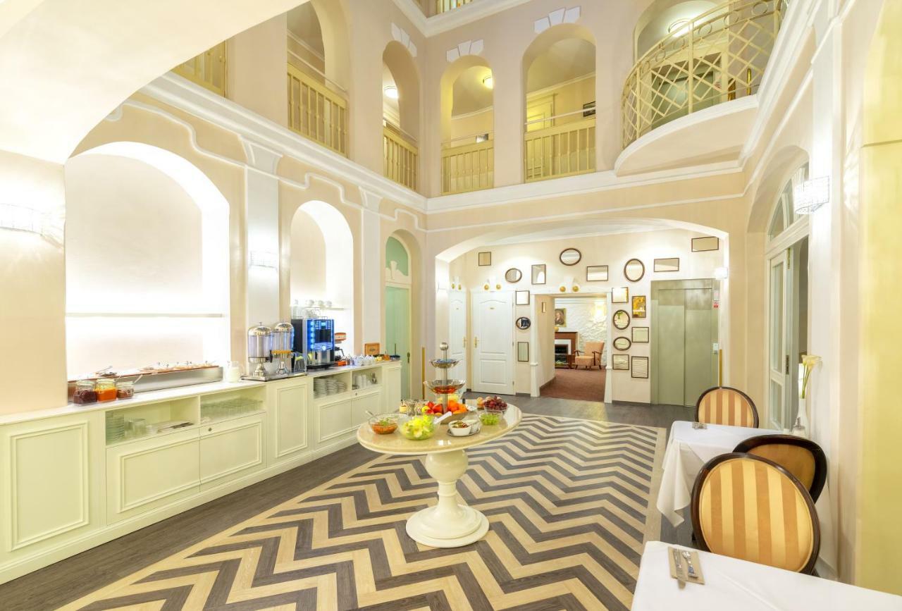Promenada Romantic Hotel การ์โลวีวารี ภายนอก รูปภาพ