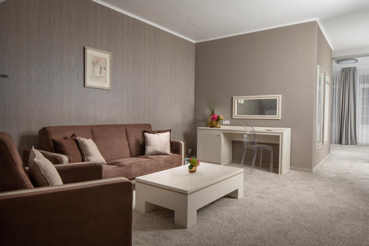Promenada Romantic Hotel การ์โลวีวารี ภายนอก รูปภาพ