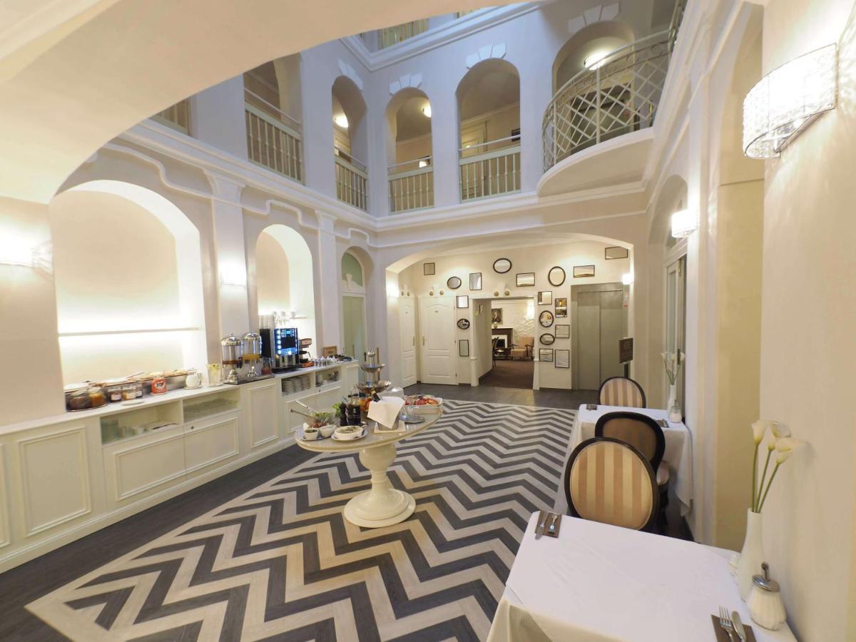 Promenada Romantic Hotel การ์โลวีวารี ภายนอก รูปภาพ